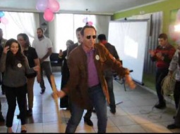 ممدوح عبدالعليم يرقص بالعصا