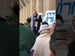 الطيبي يطالب المتظاهرين بالوقوف دقيقة حداد على ضحايا حلب وسوريا
