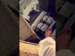 متهورين يتجولون على احد ابراج مكة
