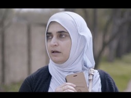 فتاة محجبة شعرت ان هناك شاب يمشى وراءها فحاولت الاتصال بالشرطة ولكن الوقت قد نفذ