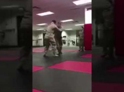 تحدي قِتال بين جندي سعودي وجندي أمريكي ، كفو السعودي جلده