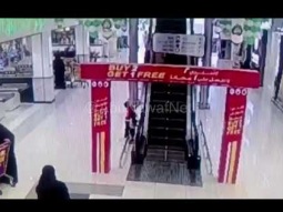 انقاذ طفل بعد ان تعلق بسلم الكهربائي