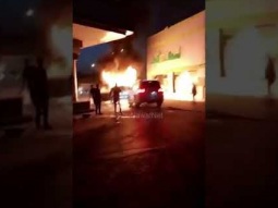موقف شجاع ينقذ محطة وقود من سيارة تحترق