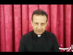 الأب خوري في كفركنا رفع علم اسود حدادا على ارواح الشهداء