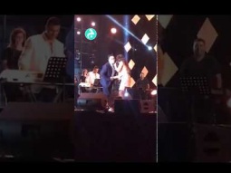 معجب مصري يشارك إليسا الغناء
