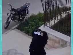 نادين الراسي تركع لابنها البارحة