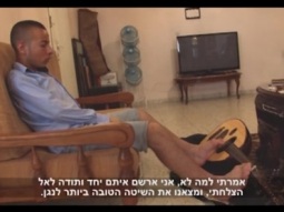 الناصرة: محمد ابن ال 14 سنة يعزف على العود رغم ان ليس لديه يدين - التلفزيون المحلي باللغة العبرية