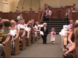 طفلة معصبة في مراسم الزفاف