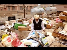 عجوز يمني يجمع المصاحف من القمامة