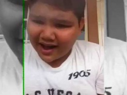 فيديو مفاجيء: شاهدوا ما حدث مع هذا الولد وهو يغني