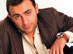 شاهد : أحمد السقا يعثر على طفلة بصندوق زبالة