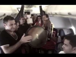 حصري بالفيديو - سعد رمضان يتسبب بإشكال في الطائرة
