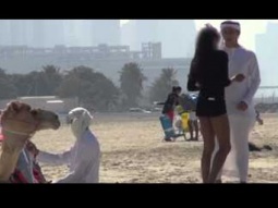 شاب يغري الفتيات بـجمل في دبي