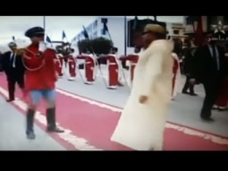 شاهد رد فعل ملك المغرب محمد السادس عندما رفع احد حراس الشرف السيف