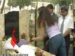محمود درويش يضع الورد على قبر توفيق زياد في الناصرة