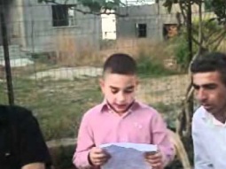 الطفل براء غنامة يرحب بالمناضل احمد الطيبي