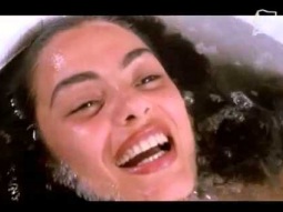 شريهان تخلع ملابسها و تستحم