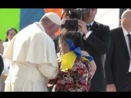البابا يغمر شابتين مصابتين بمتلازمة داون