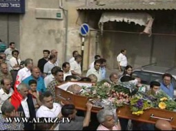 محمود درويش اثناء جنازة رفيق دربه اميل حبيبي