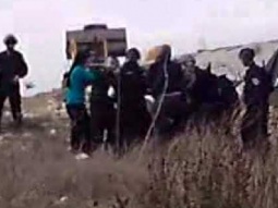 قوات الوحدات الخاصه تعتدي على احدى النساء في قرية مصمص