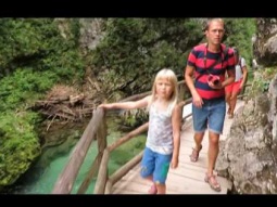 السياحة في سلوفينيا - خانق فينتجار مسار ولا أروع على جسر فوق النهر  The Vintgar gorge - Bled