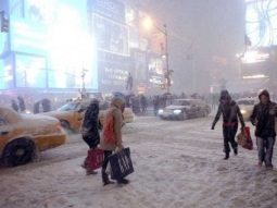 من داخل اقوى العواصف الثلجية التى ضربت نيويورك | المدينة تحولت بالكامل الى اللون الابيض