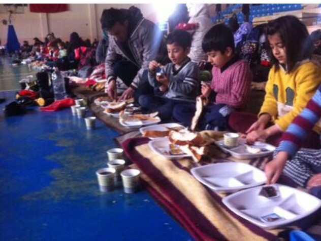 الاولاد يأكلون في مخيم تركيا