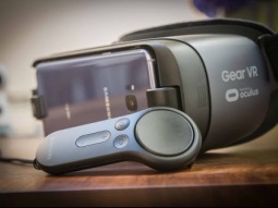 استعراض لنظارة الواقع الأفتراضي Gear VR مع عصاة التحكم الجديدة!