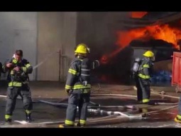 كفر كنا: اندلاع حريق كبير شب في مخزن في البلدة