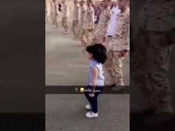طفلة تشارك بالعرضة العسكرية بسوق عكاظ 