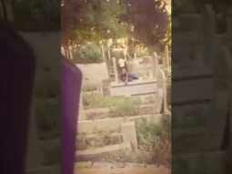 شاهد..غضب في الناصرة بعد انتشار فيديو وصور لفتاة ترقص وتقوم بأعمال صبيانية في مقبرة!