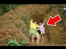أب يضع طفلته في قبر كل يوم لسبب لا يخطر على بال أحد !!!