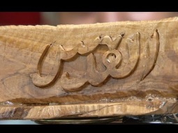 حسين شوامرة.. بالمنشار وخشب الزيتون يصنع تحفاً فنية