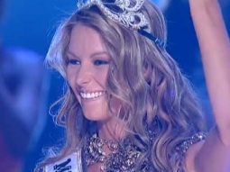 CROWNING MOMENT: Miss Universe 2004