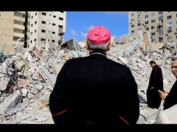 البطريرك بيتسابالا في زيارته التضامنية لغزة : لا تفقدوا الشجاعة والأمل