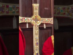 نص الغلاف: مباركة مدينة القدس بذخيرة الصليب المقدس ✝️