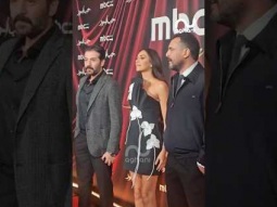 ⁨ فاليري أبو شقرا، سامر إسماعيل ويامن الحجلي وأبطال مسلسل "حب أسود" يصلون إلى العرض الخاص في دمشق
