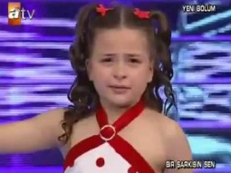 by: star 2000 tv الطفلة التركية التي ابكت الملايين باغنيتها