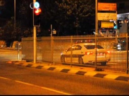 الناصرة: سيارة شرطة تعبر المفرق بالضوء الأحمر