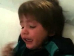 طفل يبكي بحرقة من أجل كريستيانو رونالدو