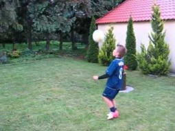 طفل بولندي موهوب جداً في كرة القدم