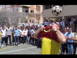الطالب أشرف حاج من الناصرة يلبس البلوزة وهو يصمد براسه بالكرة 
وبعده بهلواني الكرة يلبس 3 بلوزات وهو يلعب براسه بالكرة