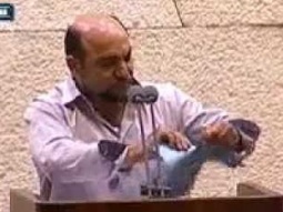 مسعود غنايم يمزق قانون برافر في الكنيست ويطرد من الجلسة