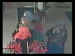 نساء يسرقن محل تجاري للملابس الداخلية في رمضان