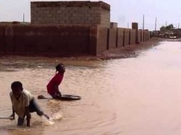 الفيضانات تدمر المنازل في الخرطوم وتلقي بمواطنين في الشوارع