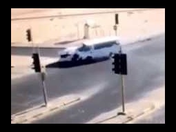 حادث عنيف لسيارة تجاوزت الاشاره في الكويت