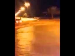 نجاة مواطن من الغرق في سيول حفر الباطن