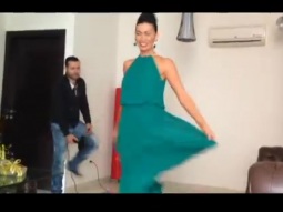 فستان نادين الراسي هكذا يطير خلال التصوير وزوجها يتضايق