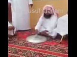 شاهد.. سعودي يضرب يده بسكين حادة دون خروج دماء!