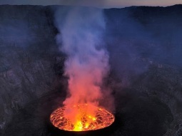 بحيرة الحمم في بركان نيراجونجو - جحيم على الأرض